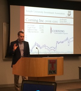 Jon Beaulieu, senior Finance major and former Owl Fund Chief Investment Officer, instructs Fox Fund students in the Capital Markets Room at Alter Hall.