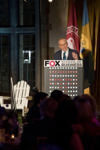 CNBC anchor Tyler Mathisen presides as master of ceremonies of the 2016 Musser Award for Excellence in Leadership dinner. (Ryan S. Brandenberg/Temple University Photography)